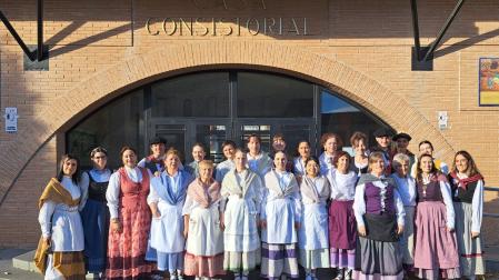 Nuevo grupo de danzas presentado en Mendavia con motivo de la concentración de veteranos.