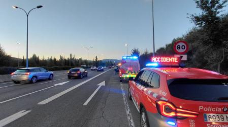 Herida una mujer de 59 años en un accidente entre tres vehículos que ha provocado retenciones en la PA-30