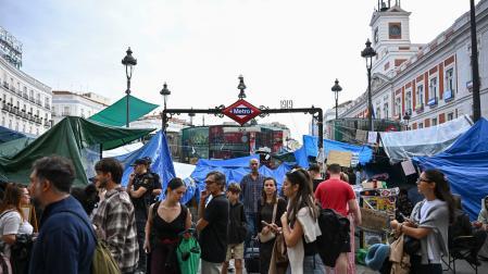 Estación de metro Sol, junto a la acampada por las protestas de vivienda