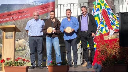 June Aginagalde e Iñaki de Miguel, en el centro, nuevos embajadores del Queso Roncal