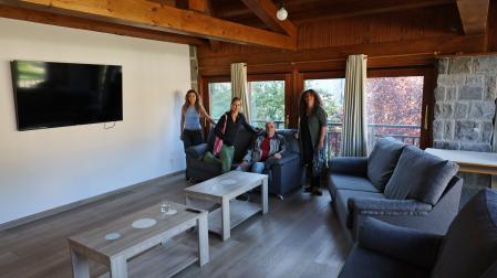 Anne Cubillas, Patricia Viscarret, Jesús Cruchaga y Kontxa Antolín, en el salón del ‘coliving’ de Roncal