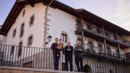 Desde la izda.: Javi Idoate Guerendiain, su hijo Aimar Idoate Ugarte, su padre Javier Idoate Barbería y su hermano Mikel Idoate Guerendiain