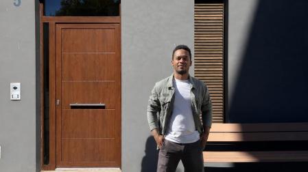 El joven de Jaurrieta Wilber Filiu Del Toro, ante el portal de su vivienda de alquiler