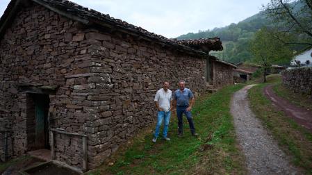 Ernesto Domínguez Olea y Pello Santesteban Loiarte, alcalde y concejal, respectivamente de Zubieta, junto a una ‘ardi borda’ de Ameztia