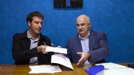 El presidente de la FNMC, Xabier Alcuez, junto al consejero José Mari Aierdi durante la firma de la renovación del convenio