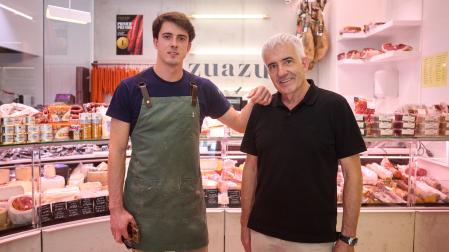 Adrián Zuazo Garralda y Luis Zuazu Erroz, en la carnicería de Lezkairu, en Pamplona.