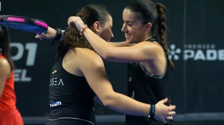 Martina Calvo y CVlaudia Fernández se abbrazan tras lograr meterse en la semifinal del Oysho Milano Premier Padel P1