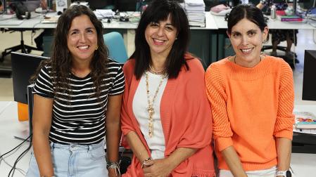 Las periodistas de Diario de Navarra premiadas en los Teobaldo 2026, Sheyla Muñoz (izda.), M. Carmen Garde (centro) y Noelia Gorbea (dcha.), en la redacción