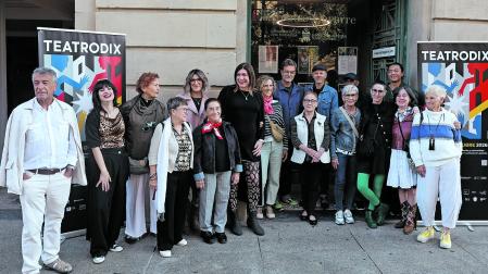 Algunos de los participantes en Gran Casting, ayer, en la puerta del Teatro Gayarre