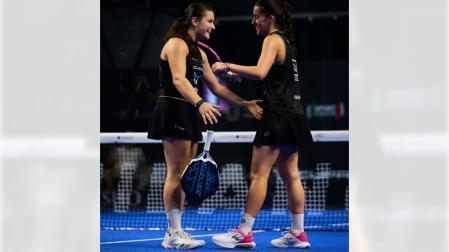 Martina Calvo y Claudia Fernández celebran la victoria y el pase a la semifinal del Oysho Milano Premier Padel P1