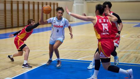 Cesarina Capellán se dirige a la canasta rival en el amistoso frente al Shanxi Rui Flame chino.