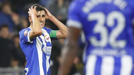 El centrocampista del Deportivo Diego Villares se lamenta durante el partido
