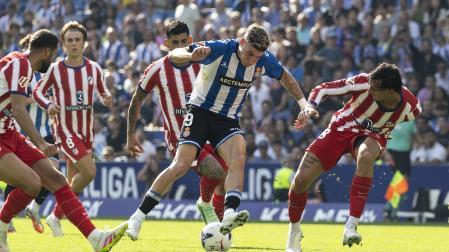 El jugador del Atlético de Madrid Marc Pubill y el jugador del RCD Espanyol Roberto Fernández durante el partido de la Jornada 9 de LaLiga EA Sports