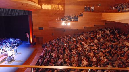 La rectora María Iraburu se dirige a los estudiantes y sus familias, este sábado en el teatro del Museo Universidad de Navarra