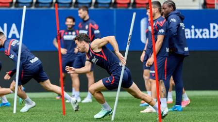 Kike Barja ha entrado en la lista de convocados tras superar sus problemas físicos. En la foto, ayer en El Sadar