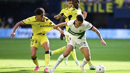 El jugador del Villarreal Sergi Cardona y el jugador del Elche Lucas Cepeda, durante el partido de la jornada 9 de LaLiga EA Sports.