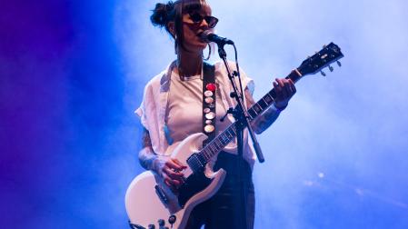 La guitarrista del grupo guipuzcoano Perlata, Ane Garai Arrieta, ayer a media tarde en el Doinu Bat del Navarra Arena.