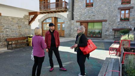 Dos vecinas conversan con el alcalde, Flavien Paget, en la plaza Padre Tomás de Burgui