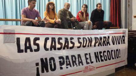 Desde la izquierda: Adrián Vicente y Patricia Alvero, junto a miembros del sindicato e inquilinos