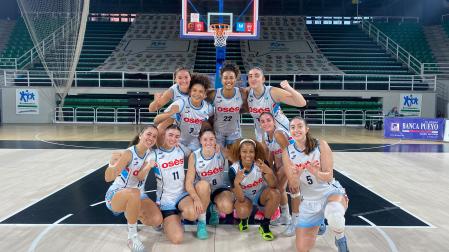 Las jugadoras del Osés Construcción celebran el triunfo en Cáceres
