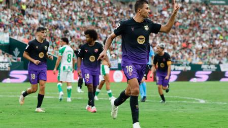 El centrocampista del Barcelona Rodri celebra su gol, segundo gol del equipo blaugrana, durante el partido de la jornada 9 de LaLiga entre Real Betis y FC Barcelona