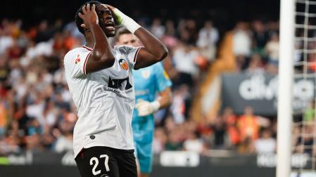 El centrocampista del VAlencia David Otorbi se lamenta de ocasión fallida