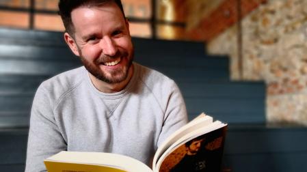Paul Pen, con uno de sus libros anteriores