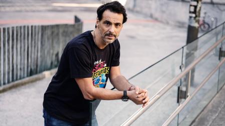 El bailarín Igor Yebra, a quien la esclerosis múltiple apartó de la danza hace nueve años, durante la entrevista con EFE