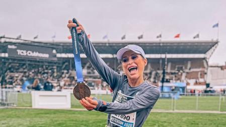 Estefanía Unzu Ripoll, conocida como Verdeliss, con su medalla en Amsterdam