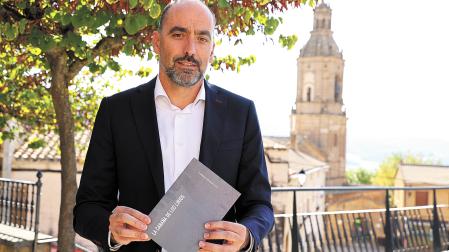 Carmelo San Martín en la plaza de Villamayor de Monjardín, donde sucedió la desaparición.