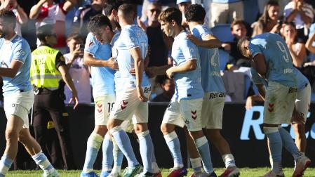Los jugadores del Celta de Vigo celebran el segundo gol del equipo ante el Alavés durante el partido de la jornada 9 de LaLiga.