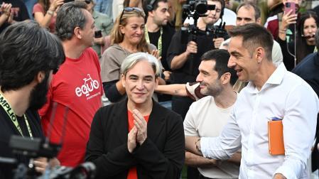 Ada Colau (c), candidata de Frente Amplio a las elecciones generales, y Emilio Delgado (d), candidato por Madrid, asisten a la presentación oficial de la candidatura de la nueva coalición Frente Amplio este sábado en Madrid.