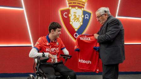 Gorka Goñi acompañado por el presidente Luis Sabalza