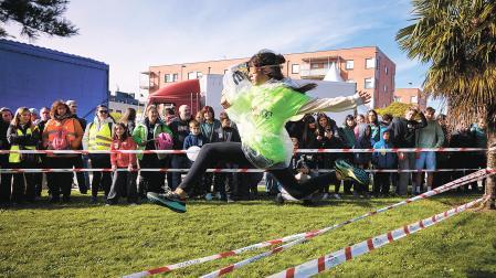 Alumnos de distintas ikastolas midieron su destreza en juegos y pruebas deportivas.