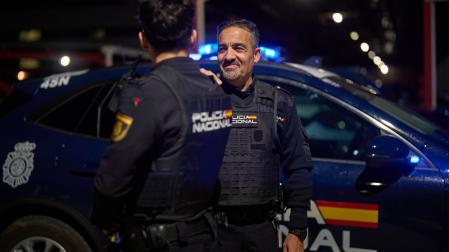José Luis Jiménez Guinaldo, policía nacional desde hace más de 20 años, junto a su hijo, antes de patrullar juntos este sábado por primera vez por las calles de Pamplona