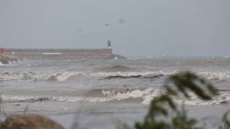 Vista de la desembocadura del mar Mediterráneo en Rafelcofer, Valencia. La dana Adam se ha cobrado ya dos víctimas mortales, una mujer arrastrada por la riera de Cabrera de Mar (Barcelona), y otra que había desaparecido en una playa en Sagunto