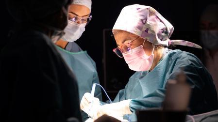 La Dra. Isabel Rubio, coordinadora del Área de Cáncer de Mama del CCUN, durante una cirugía conservadora de extirpación del tumor