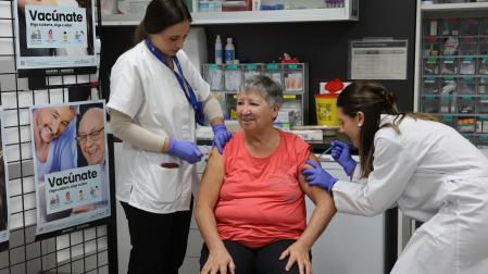 Beatriz Cejudo Alonso, de 73 años, recibe las vacunas de la gripe y la covid esta mañana, en el centro de salud de Lezkairu