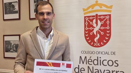El Dr. Arbeloa se ha formado en cirugía protésica de cadera y rodilla asistida por el sistema robótico Mako gracias a la XIV Beca Sénior del Colegio de Médicos de Navarra