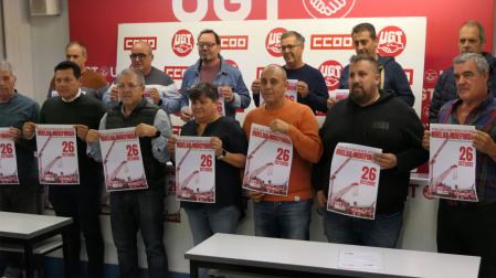 Representantes de UGT-FICA y CCOO en la rueda de prensa en la que han anunciado la huelga indefinida en el sector de derivados del cemento