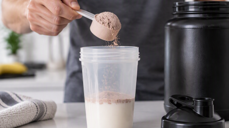 Un hombre prepara un batido de proteínas