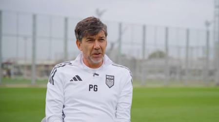 Pablo García durante una entrevista con el FC Noah