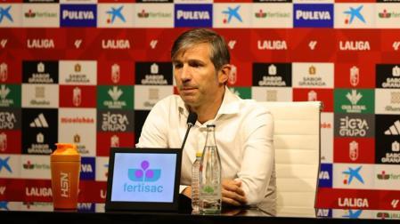 Albert Celades, en una rueda de prensa como técnico del Cádiz