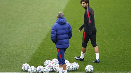 Luis Enrique habla con Ferrán durante el entrenamiento del PSG de este lunes, previo al choque contra el FC Barcelona en la Liga de Campeones