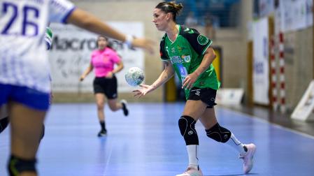 Mica Casasola, con el balón durante el último triunfo del Replasa Beti Onak en Villava frente al KH7 BM Granollers.