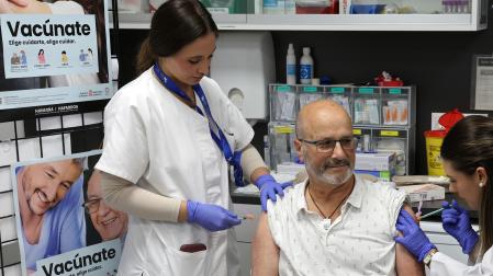 Pedro Ángel García recibe las vacunas de la gripe y la covid en el centro de salud de Lezkairu