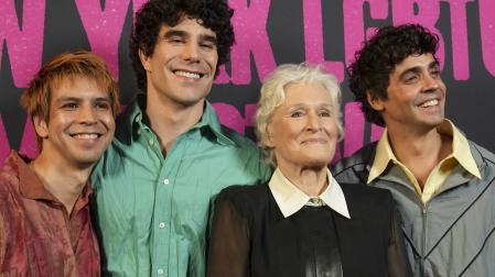 Los directores de 'La bola negra', Javier Calvo y Javier Ambrossi, posan junto a la actriz estadounidense Glenn Close y el director salvadoreño Julio Torres durante la alfombra roja del filme el pasado 15 de octubre en Nueva York