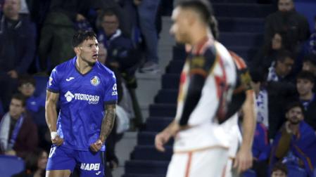 El delantero del Getafe Martín Satriano celebra el empate ante dos rivales del Rayo