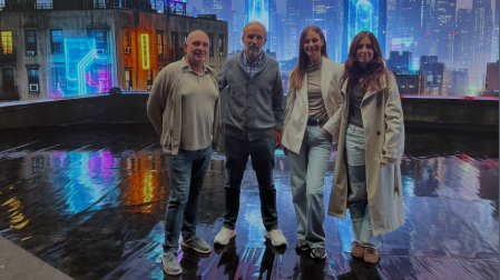 De izquierda a derecha: Arturo Cisneros, gerente de CLAVNA; Javier Aybar, de Infinia Studios; Itziar Lacunza, project manager de CLAVNA; e Irene San Martín, responsable de Comunicación de CLAVNA