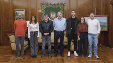 De izquierda a derecha, los concejales Íñigo Gómez y Maider Beloki; el presidente de La Pamplonesa, Jose Javier Zazpe Calvo; Joseba Asiron; el vicepresidente, Aingeru Otxotorena Labairu; la coordinadora Lurdes López Salinas.y el vocal Rubén Velasco Azcona